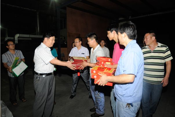 中秋節(jié)集團(tuán)董事長白天文一行來到總公司慰問送祝福